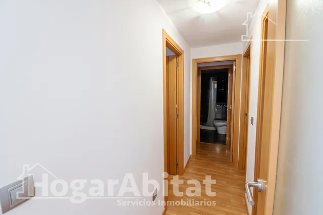 Vive con el confort de un residencial con piscina en este luminoso piso con balcón — 20