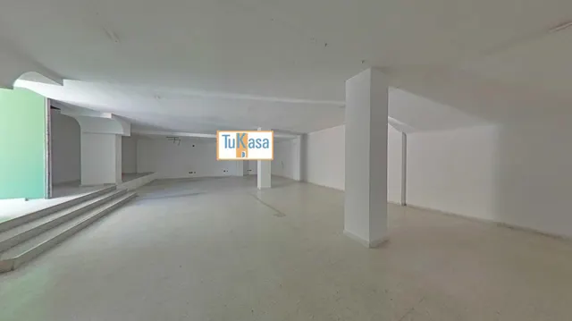 Gran local comercial con muchas posibilidades — 7