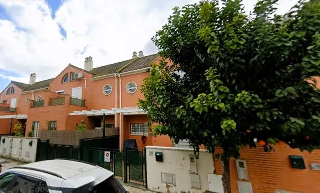 Amplia Casa Adosada con Dos Patios y Buhardilla en Coria del Río, Sevilla — 9