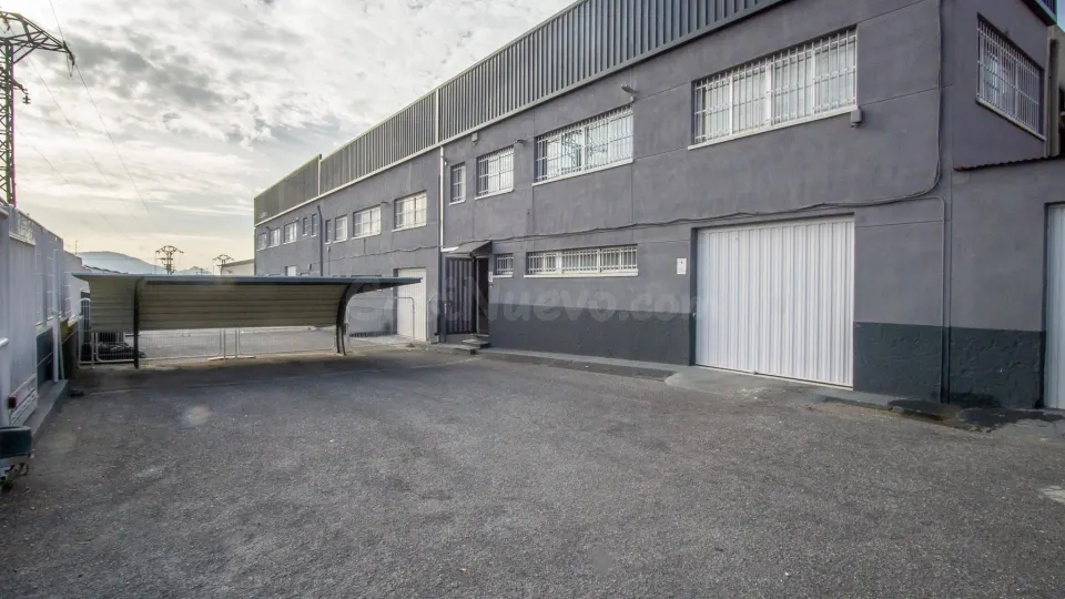 Nave para fabricacion de calzado totalmente equipada lista para trabajar.