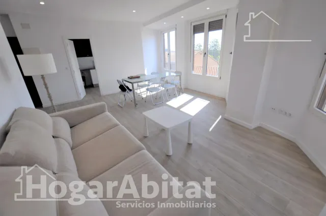 REFORMADO Y AMPLIO CON TERRAZA JUNTO AL AYUNTAMIENTO — 31