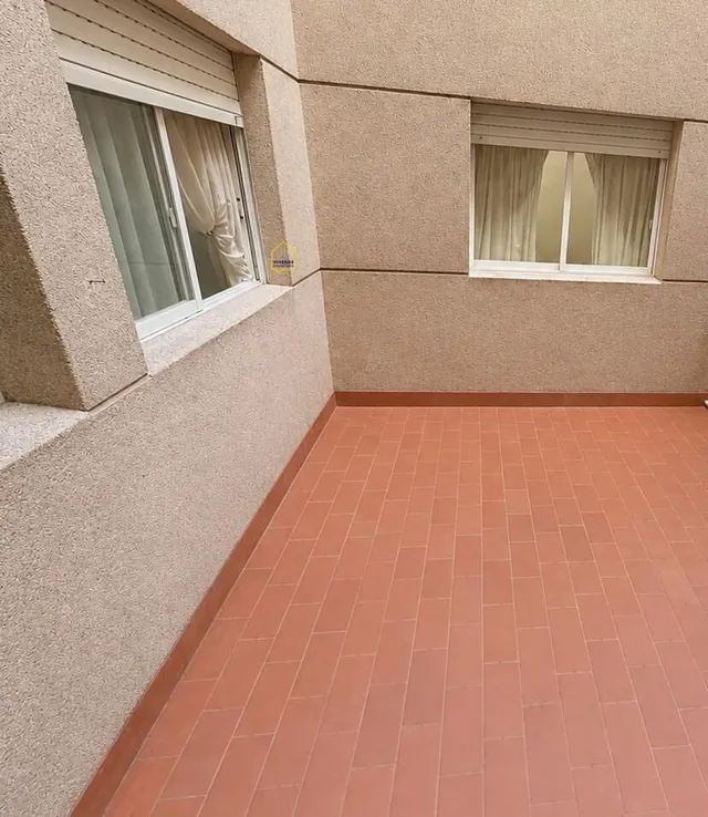 Piso de 4 dormitorios, patio y garaje a la venta en Cervantes — 11