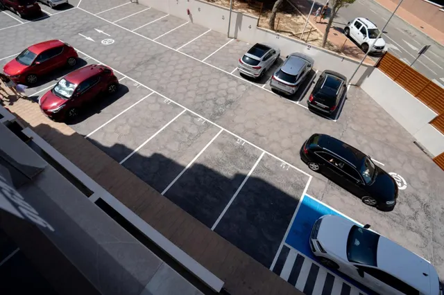 Apartamento de 2 dormitorios y 2 baños con piscina y parking en Guardamar del Segura — 18