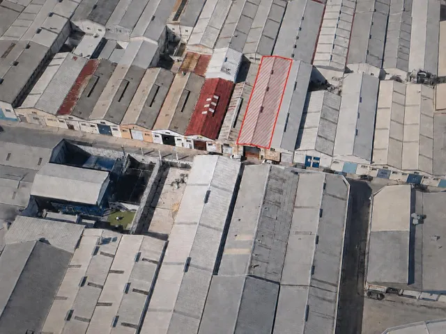 Nave industrial de gran altura en el Polígono El Torno