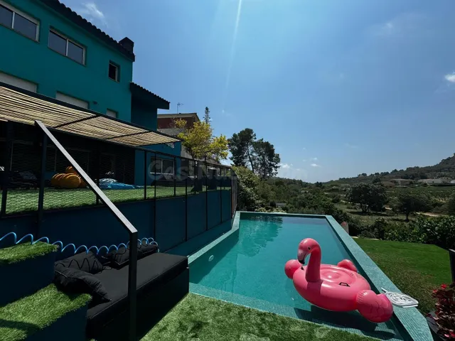 VISTAS PRIVILEGIADAS, PISCINA Y LICENCIA TURÍSTICA.