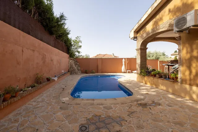 CHALET DE ENSUEÑO EN URB. VIÑA DEL REY, OTURA — 44