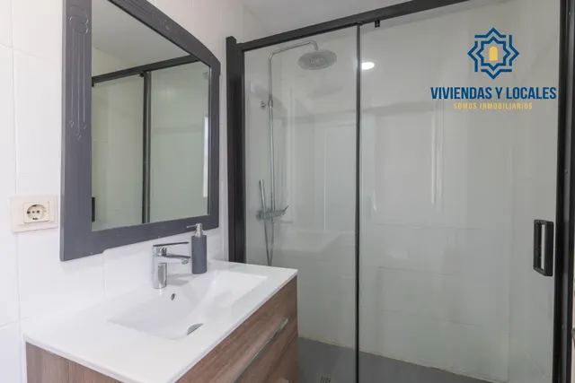 Casa independiente con piscina en La Zubia. — 31