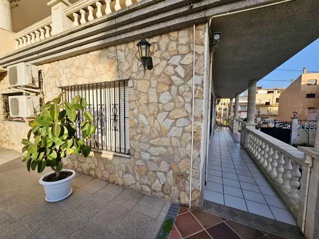 ESPECTACULAR CASA DE DOS PLANTAS CON TERRENO DE 550M2 EN VEN - foto 4