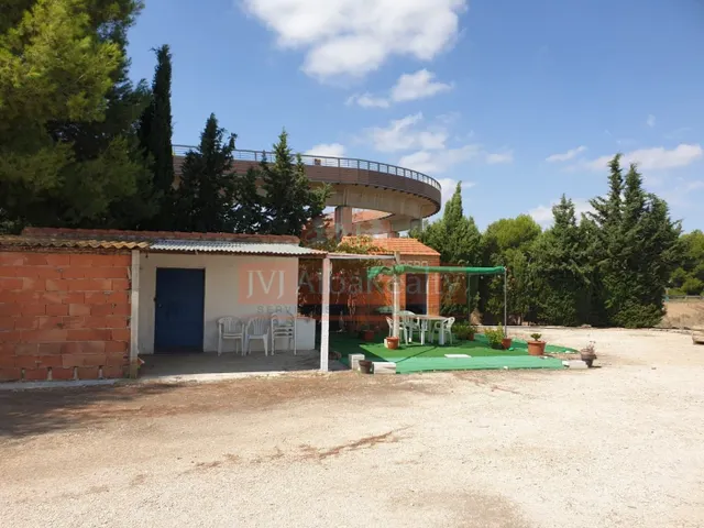 Se vende terreno en la carretera de Ayora con dos naves — 35