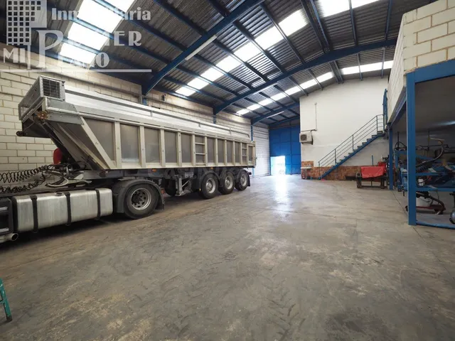 Se alquila nave de 512 metros cuadrados con oficinas y ampli