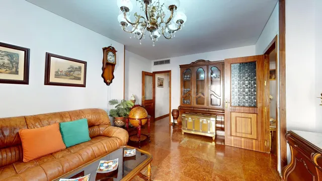 Amplio piso de 141 m2 con cochera y trastero en calle Gonzalo Ximénez de Quesada — 4