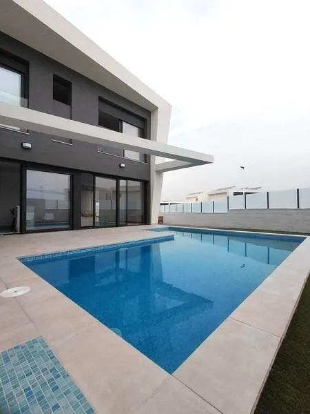 ALTO STANDING - Se vende bonita y amplia VILLA CON SOTANO Y PISCINA PRIVADA, 300 metros de parcela.-
