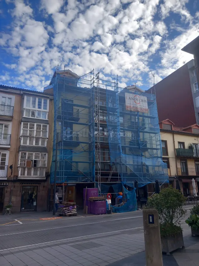 Nave, solar y local comercial en Torrelavega centro