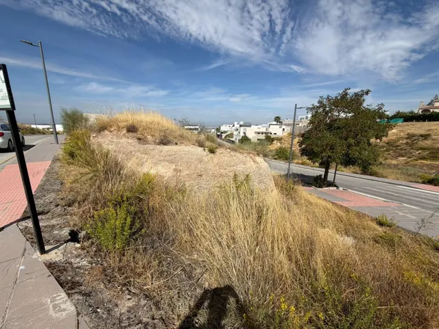 Terreno urbano en venta en La Zubia, en esquina. - foto 2