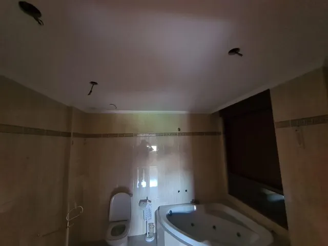SE VENDE AMPLÍSIMO APARTAMENTO EN VALENCIA DE DON JUAN, COCINA, SALÓN, 2 HAB., 2 BAÑOS, ASCENSOR, TRASTERO Y P. GARAJE. NECESITA REFORMA. — 10