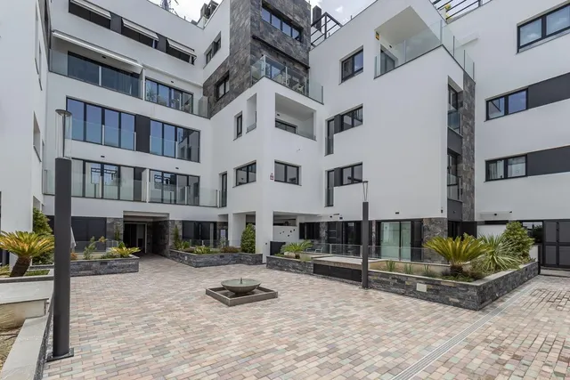 Estudio de reciente construcción con piscina, garaje y zonas comunes en Granada — 17