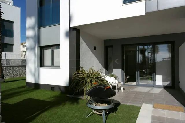 Obra Nueva. Bungalows desde 219.000 €. 2 y 3 dormitorios y 2 baños. Piscina comunitaria. — 2