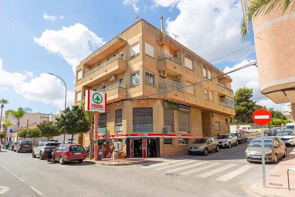 PISO DE ESQUINA CON VISTAS DESPEJADAS A LA LAGUNA ROSA DE TORREVIEJA - UNA OPORTUNIDAD ÚNICA