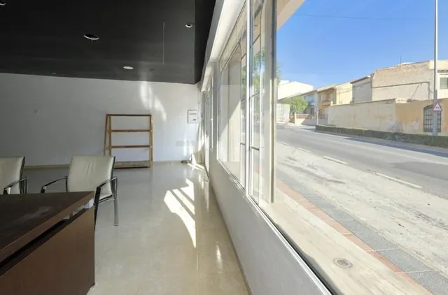 local comercial en avenida principal — 28