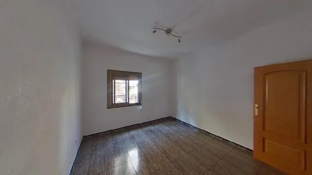 PISO EN VENTA OKUPADO EN C/ VENEZUELA — 6