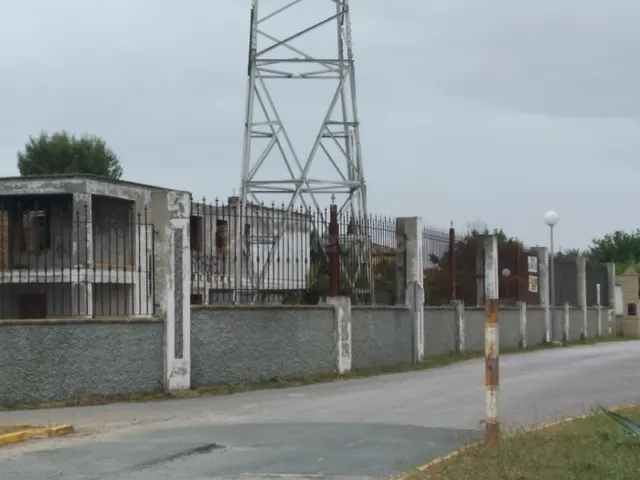Parcela con edificio semi en construcción. - foto 3
