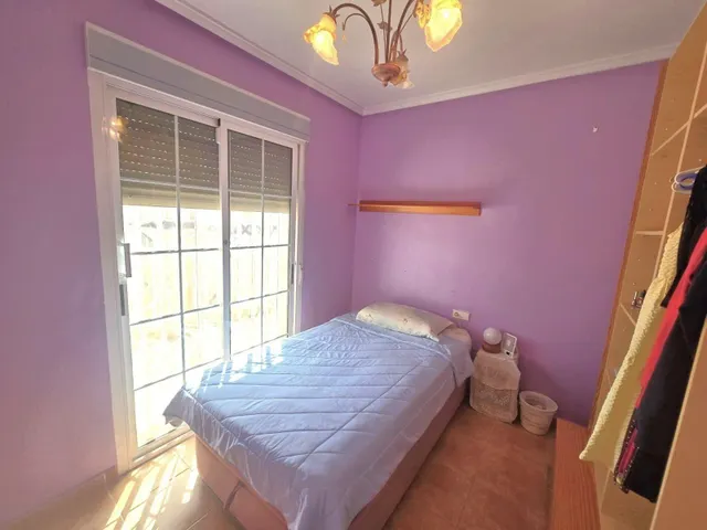 Amplia villa (aprox. 98 m2 + terrazas y garaje) con 3 dormitorios, 2 baños y gran piscina comunitaria. Cerca de colegios y comercios, y a solo 1,5 km de las playas de Punta Prima. — 31