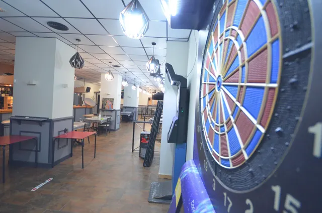 Negocio de restaurante-bar en funcionamiento en local esquinero de 402 m2 — 48
