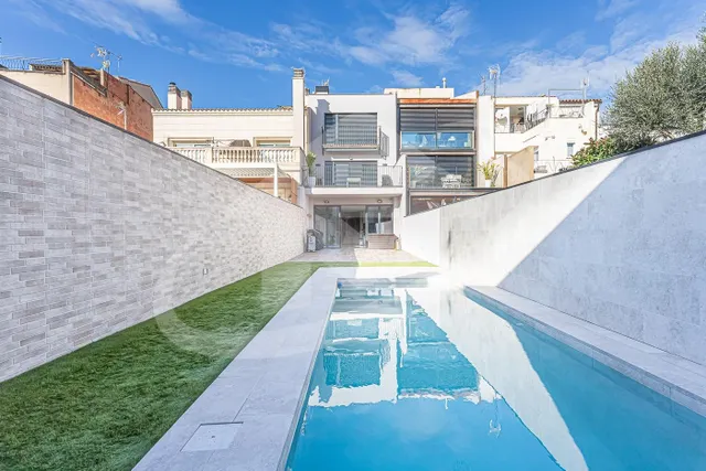 CASA DE LUJO EN EL CENTRO DE SABADELL CON PISCINA