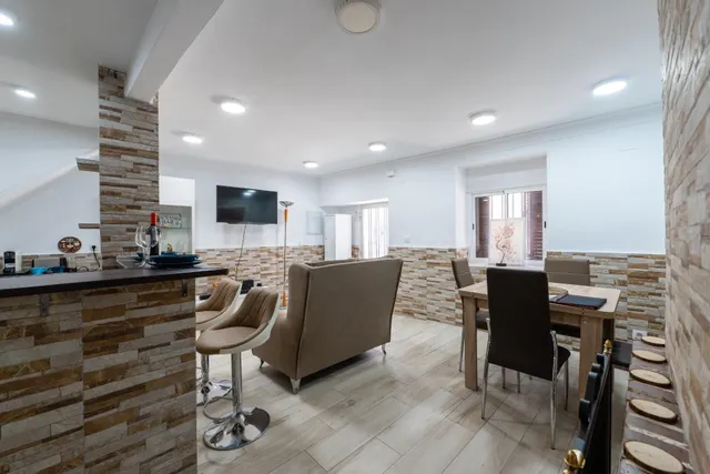 CASA ADOSADA DE PUEBLO REFORMADA EN PLEAHUSTAN 4 habitaciones, BAÑO Y CHIMENEA. — 4