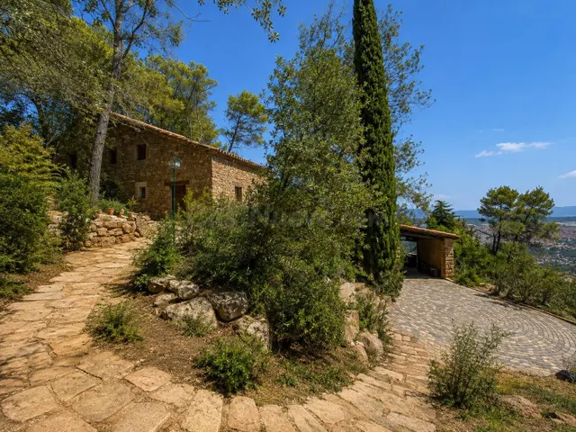 UNA MASIA D'ENCANT PER A VOSALTRES — 2