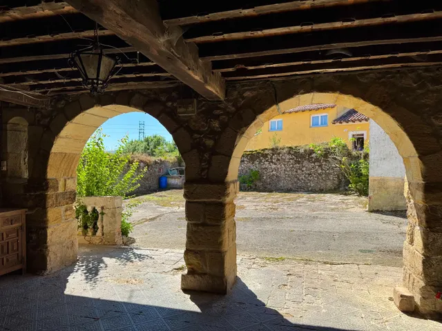 CONJUNTO DE EDIFICACIONES CON TERRENO URBANO EN LA REVILLA. — 7