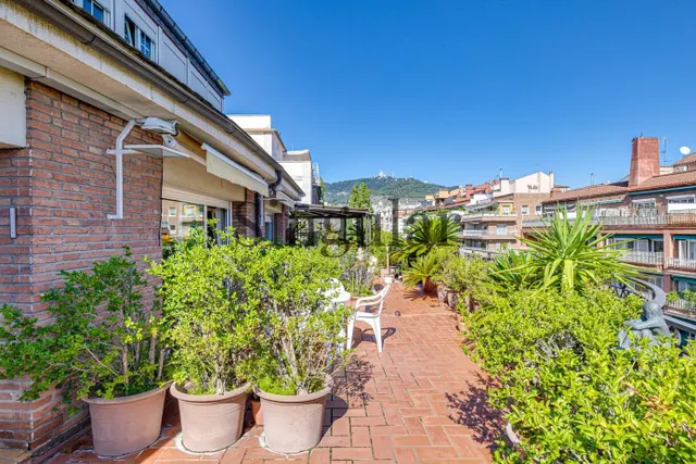 Ático dúplex con piscina privada y espectaculares terrazas junto al parque de Monterols — 20