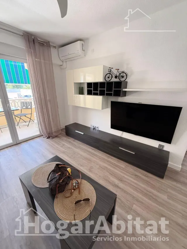Disfruta del sol y la brisa del mar en este piso reformado con piscina, terraza y parking junto a la playa — 14