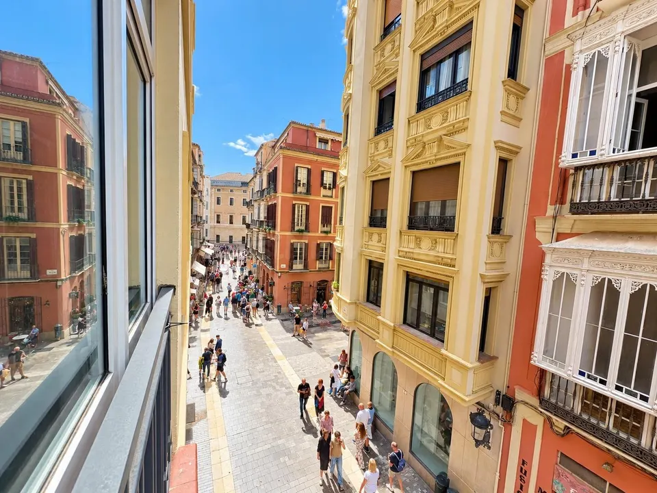 Exclusiva oficina de 153 m2 en pleno centro histórico de málaga, junto a la Catedral