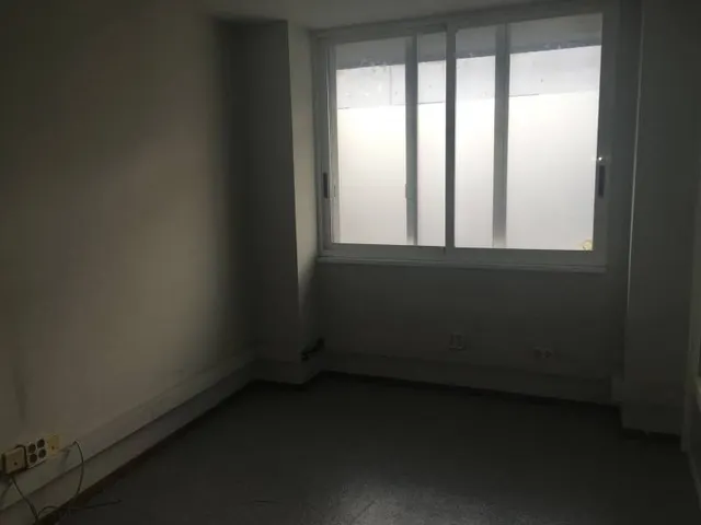 LOCAL COMERCIAL EN ENTRESUELO EN BUEN ESTADO — 4