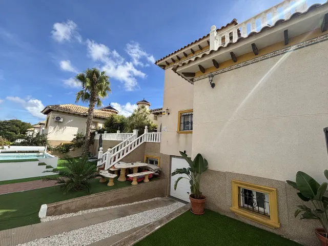 Villa de 4 dormitorios y 3 baños en villamartin (orihuela costa) — 44