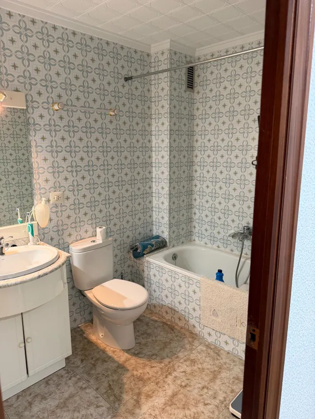 Piso con ascensor, 4 dormitorios, 2 baños, cocina 19 m2 con patio pisable, salon comedor, tres piezas a la calle. — 24