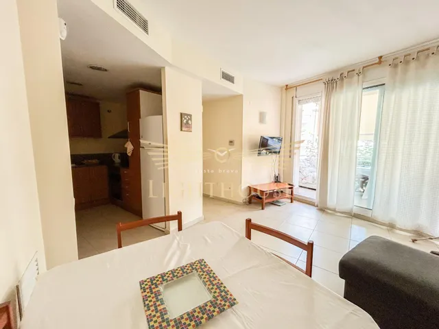 Piso exterior con balcón y piscina en tercera línea de mar, Lloret de Mar — 11