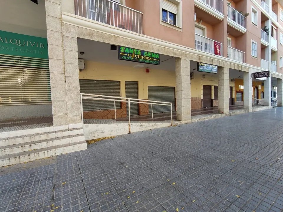 SE VENDEN DOS LOCALES JUNTOS A ESCASOS METROS DE LA AVENIDA DE CÁDIZ.