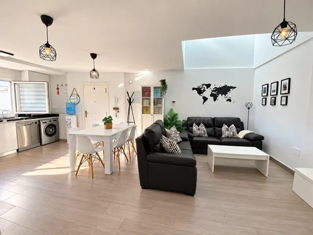 ÁTICO CON 55 m2 DE SOLÁRIUM PRIVADO, PARKING, TRASTERO Y LIC - foto 2