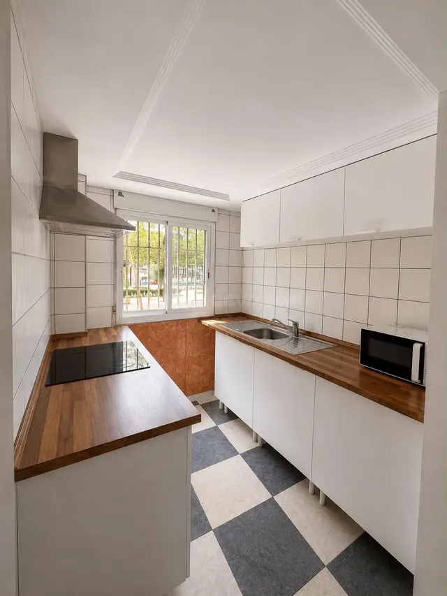 Piso de 3 dormitorios con patio y garaje en Elche — 2