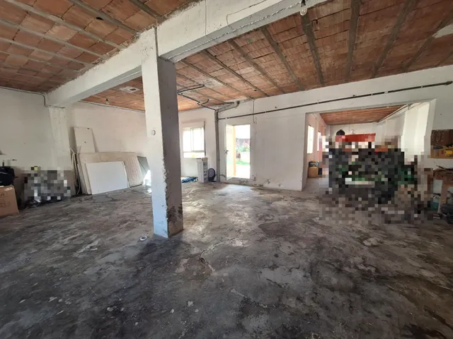 Amplia casa con 5 dormitorios, patio y planta baja ideal para garaje, negocio o proyecto — 33