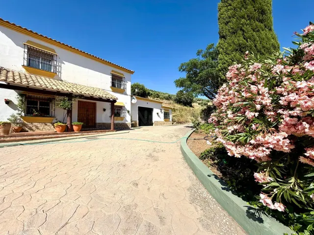 Encantadora casa de campo con 12 hectáreas, piscina y vistas - foto 4