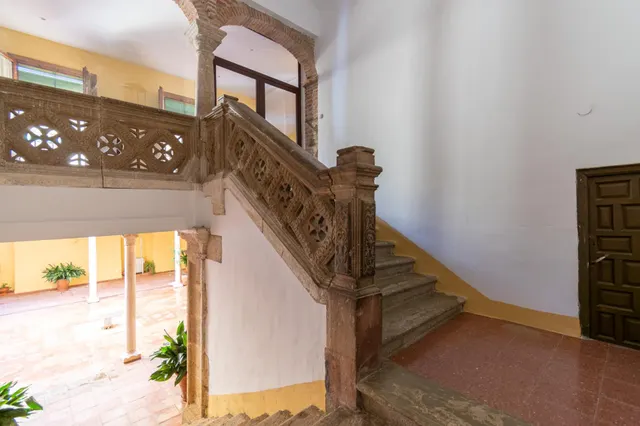 Casa de grandes dimensiones ubicada en la calle Duende, cerca de la Plaza del Conde Luque. — 50