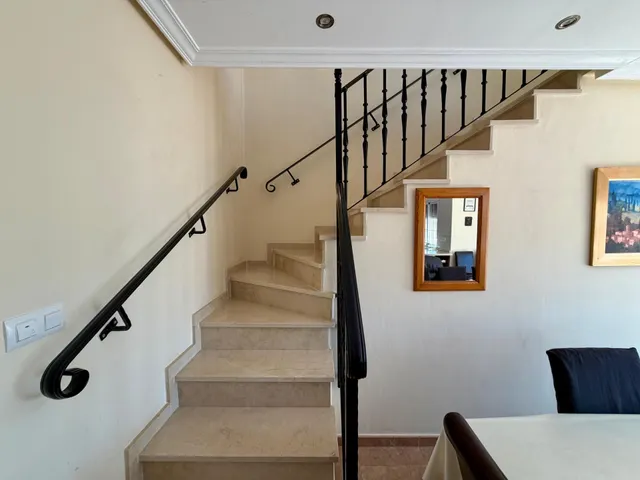 Villa independiente con piscina privada y 6 dormitorios junto a la Laguna Rosa de Torrevieja — 31