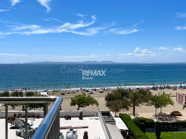 Roses | Piso reformado en primera línea de mar, con licencia - foto 2