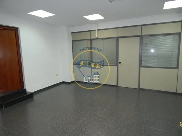 LOTE DE TRES LOCALES EN EL LLOMBO — 25