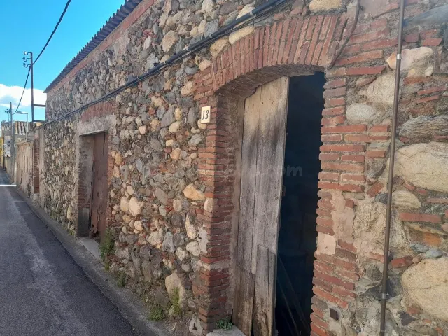Fantástico terreno urbano en el centro de Garriguella. - foto 3