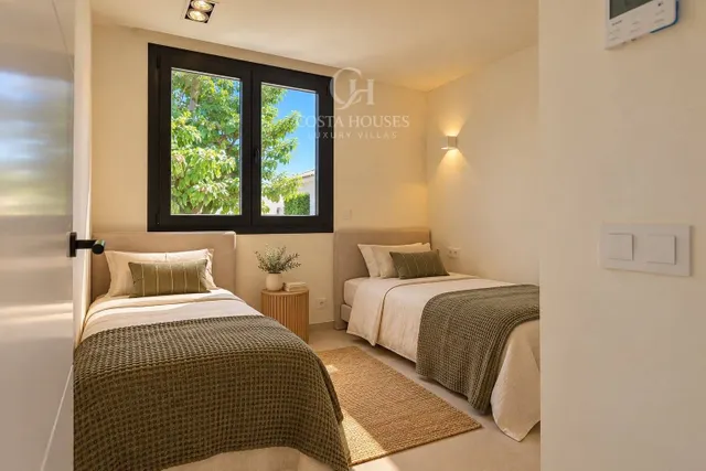 Villa arbela · luz, vida exterior y vistas abiertas al montgo en javea — 24