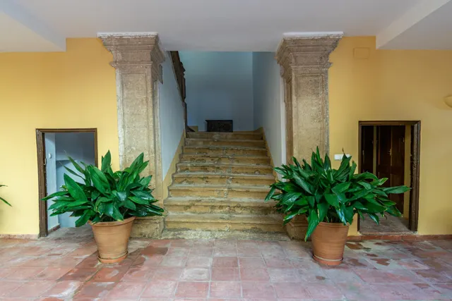 Casa de grandes dimensiones ubicada en la calle Duende, cerca de la Plaza del Conde Luque. — 49